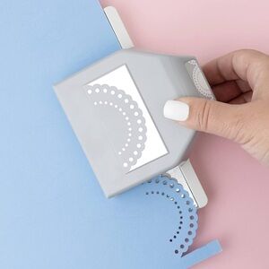 EK Tools Dotted Scallop Large Edge Punch‎